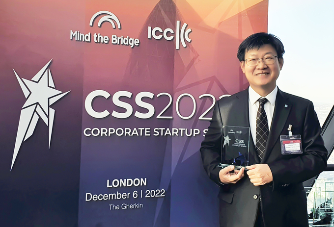 6일 영국 런던에서 개최된 CSS Awards 2022 시상식에서 IBK기업은행 신동화 런던지점장이 기념 촬영을 하고 있다.