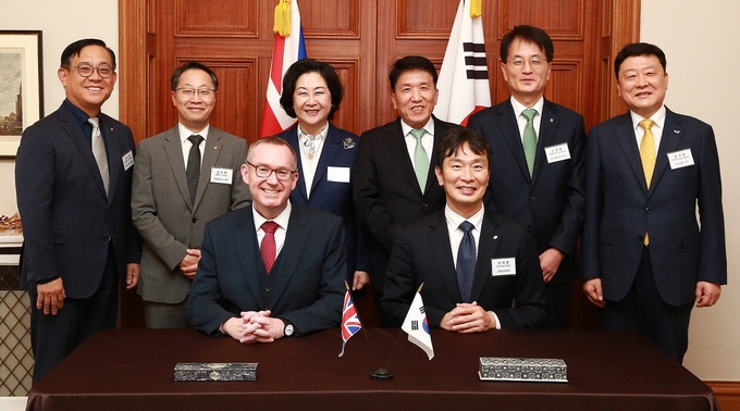 앞줄 왼쪽부터 콜린 크룩스(Colin Crooks) 주한영국대사, 이복현 금융감독원장. 뒷줄 왼쪽부터 권희백 한화투자증권 대표이사, 남이현 한화솔루션 대표이사, 김은미 이화여자대학교 총장, 함영주 하나금융그룹 회장, 손병환 NH농협금융지주 회장, 편정범 교보생명 대표이사