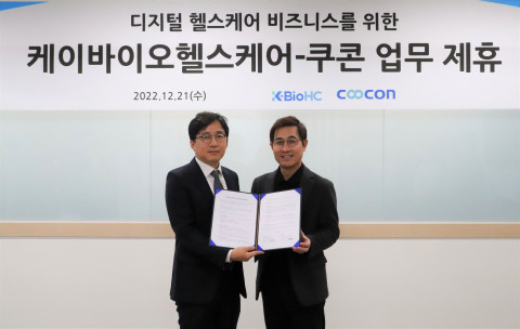 왼쪽부터 이상호 케이바이오헬스케어 대표와 김종현 쿠콘 대표가 협약 체결 후<br>
기념 촬영하고 있다