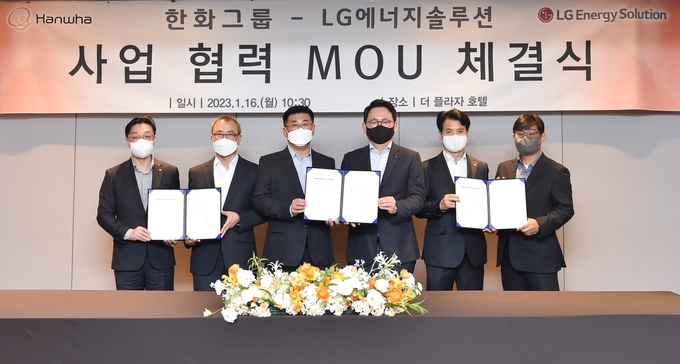 왼쪽부터 한화에어로스페이스 문승학 전기추진체계사업부장, LG에너지솔루션 신영준 CTO, 한화큐셀 이재규 GES사업부장, LG에너지솔루션 장승세 ESS사업부장, 한화모멘텀 류양식 이차전지사업부장, LG에너지솔루션 신기창 전극기술센터장