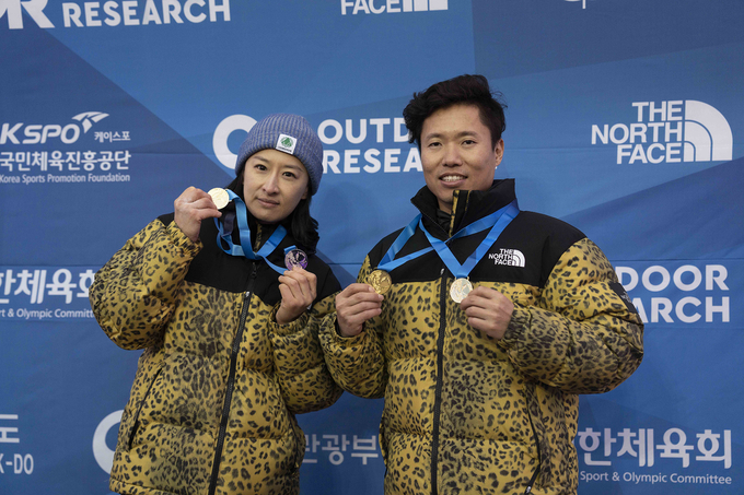 오른쪽부터 2023 청송 아이스클라이밍 월드컵’ 남자 리드 부문에서 우승한 노스페이스 애슬리트팀 소속 박희용 선수와 여자 리드 부문에서 준우승한 같은 팀 신운선 선수가 기념 촬영을 하고 있다.