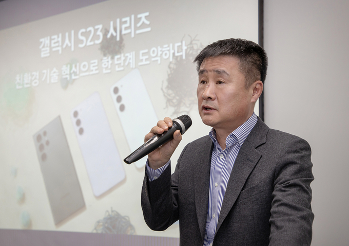 삼성전자 박성선 부사장이 기자실에서 ‘갤럭시 S23 시리즈의 친환경 가치와 기술 혁신’에 대해 브리핑하고 있다.