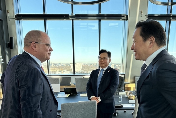 베스타스(Vestas)의 헨릭 앤더슨(Henrik Andersen) CEO와 최태원 SK그룹 회장이 덴마크 코펜하겐에서 사업협력 방안을 논의했다.