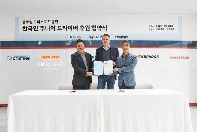 왼쪽부터 현대성우쏠라이트 경영지원/레이싱 담당 고장환 이사, 현대자동차 N브랜드매니지먼트·모터스포츠사업부장<br>
틸 바텐베르크 상무, 한국타이어앤테크놀로지 모터스포츠&컬쳐 담당 김영수 상무