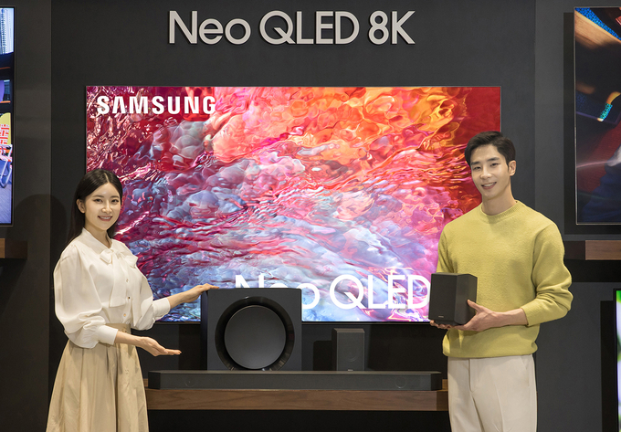 삼성전자 모델이 삼성전자 수원 디지털시티에서 신제품 사운드바 ‘HW-Q990C’를 소개하고 있다.