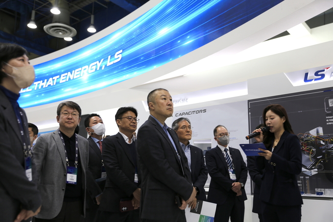 LS그룹 구자은 회장이 15일 서울 코엑스에서 개최된 인터배터리 2023에서 그룹 EV 밸류체인 역량을 집결한 LS 전시관을 둘러보고 있다.