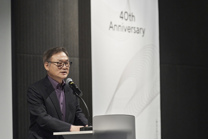 퍼시스그룹 이종태 회장이 서울 오금동 퍼시스그룹 본사에서 열린 창립 40주년 기념식에서 축사를 하고 있다.