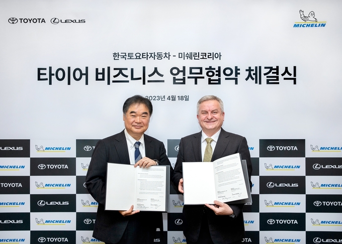 한국토요타자동차 콘야마 마나부 대표이사와 미쉐린코리아 제롬 뱅송 대표