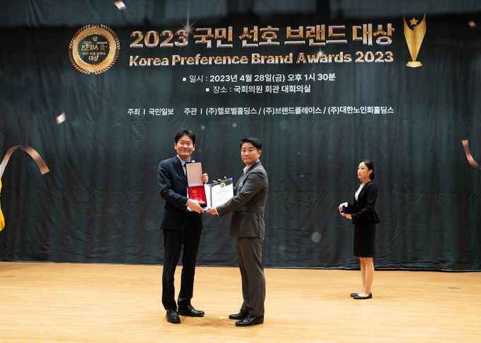 녹십자수의약품이 국회 의원회관에서 진행된 2023 국민선호 브랜드 대상에서 ‘동물용의약품부분’ 대상을 받았다. 왼쪽부터 국민일보 변재윤 대표, 녹십자수의약품 이범석 팀장이 기념촬영을 하고 있다.