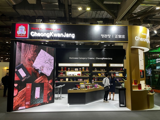 TFWA 세계면세박람회에 참가한 KGC인삼공사의 정관장 부스
