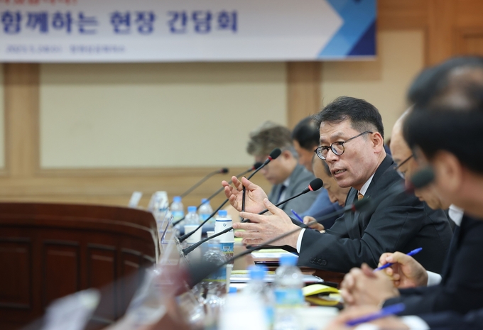 중소기업 현장간담회에서 김성태 IBK기업은행장이 중소기업 대표들과 간담회를 진행하고 있다.