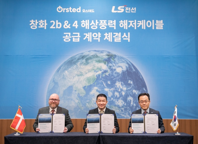 왼쪽부터 오스테드 장화해상풍력 프로그램 디렉터, 고의곤 LS전선 해저Global영업부문장, 최승호 오스테드 코리아 대표가 ‘한국-덴마크 녹색 비즈니스 포럼’에서 계약 서명 후 기념 촬영을 하고 있다.