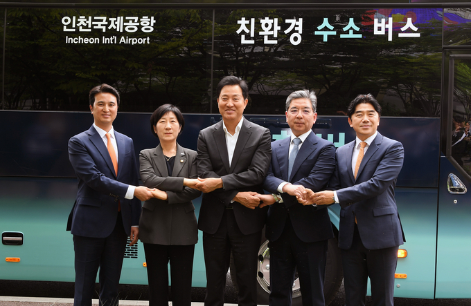 왼쪽부터 추형욱 SK E&S 사장, 한화진 환경부장관, 오세훈 서울시장, 장재훈 현대차 사장, 이종호 티맵모빌리티 사장이 수소버스 앞에서 기념 촬영을 하고 있다.
