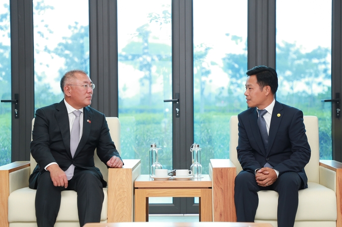 현대차그룹 정의선 회장과 레 꾸언 하노이 국립대 총장이 만나 환담하고 있다.
