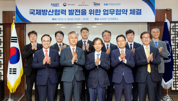 앞줄 왼쪽부터 현대로템 이용배 사장, 방위사업청 엄동환 청장, KAIST 이광형 총장, 한화에어로스페이스 손재일 사장, 한국항공우주산업(KAI) 강구영 사장이 국제방산협력을 위한 업무협약 체결 후 기념 촬영을 하고 있다.
