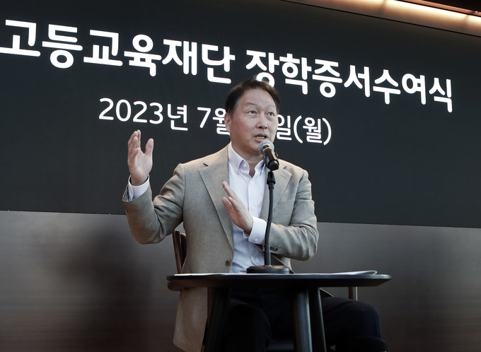 한국고등교육재단 이사장을 맡고 있는 최태원 SK회장이 10일 서울 종로구 SK서린빌딩에서 열린 해외유학 장학 증서 수여식에서 격려 인사를 하고 있다.