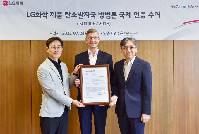왼쪽부터 LG화학 마영일 생산정보담당, TUV 라인란드 코리아 프랭크 주트너(Frank Juettner) 대표, 강재철 지속가능담당이 LG트윈타워에서 LG화학 제품 탄소발자국 산정 방법론 인증서를 들고 기념 촬영을 하고 있다.