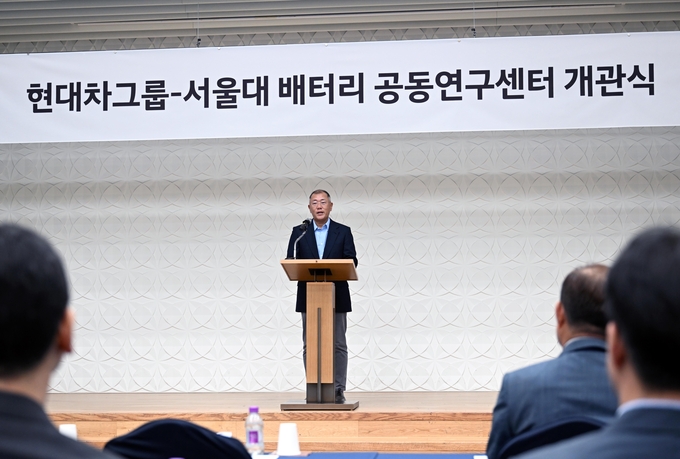 현대차그룹 정의선 회장이 서울대 엔지니어하우스에서 열린 ‘현대차그룹-서울대 배터리 공동연구센터’ 개관식에서 축사를 하고 있다.