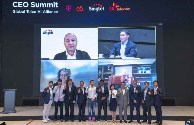 ‘글로벌 텔코 AI 얼라이언스 CEO 서밋’에 참석한 각 사 대표들이 기념 촬영을 하고 있다.