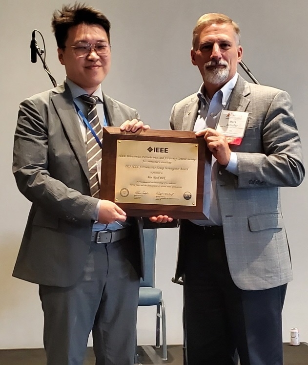 서울대 공대 재료공학부 박민혁 교수가 IEEE UFFC의 President인 Mark Schafer 교수에게<br>
Ferroelectrics Young Investigator Award를 받고 있다