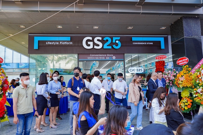 베트남 현지인들이 GS25 매장을 이용하고 있다.
