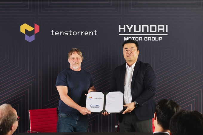 왼쪽부터 텐스토렌트 짐 켈러 최고경영자(CEO)와 현대차그룹 GSO(Global Strategy Office) 담당 김흥수 부사장이 미국 캘리포니아주 산타클라라에서 투자 계약서에 서명한 뒤 기념 촬영을 하고 있다.