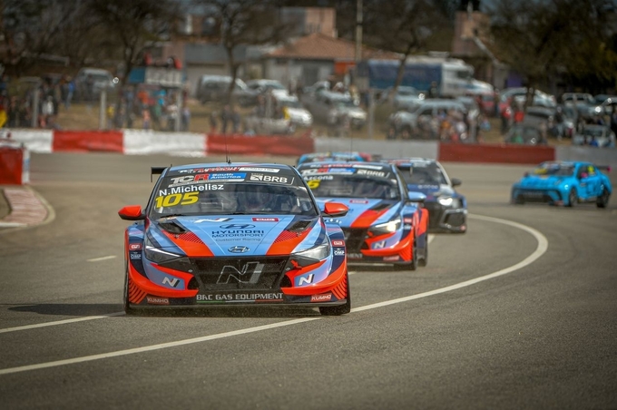 2023 TCR 월드투어 아르헨티나 대회에서 질주하고 있는 현대차 ‘엘란트라 N TCR(국내명: 아반떼 N TCR)’