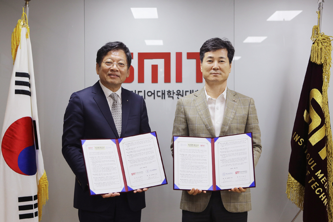 왼쪽부터 서울미디어대학원대학교 김광수 총장과 미국 캐롤라인대학 James Lee 총장이 9월 13일 박사과정 연계 업무협약을 체결하고 기념사진을 촬영하고 있다.