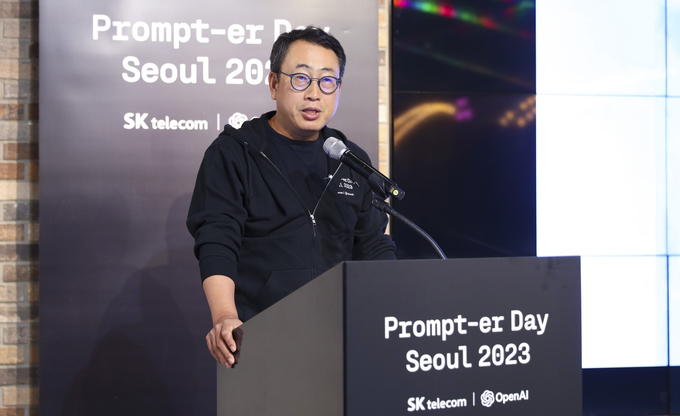 SK텔레콤 유영상 사장이 ‘프롬프터 데이 서울 2023’ 본선장에서 참가자들을 격려하기 위한 환영사를 진행하고 있다.