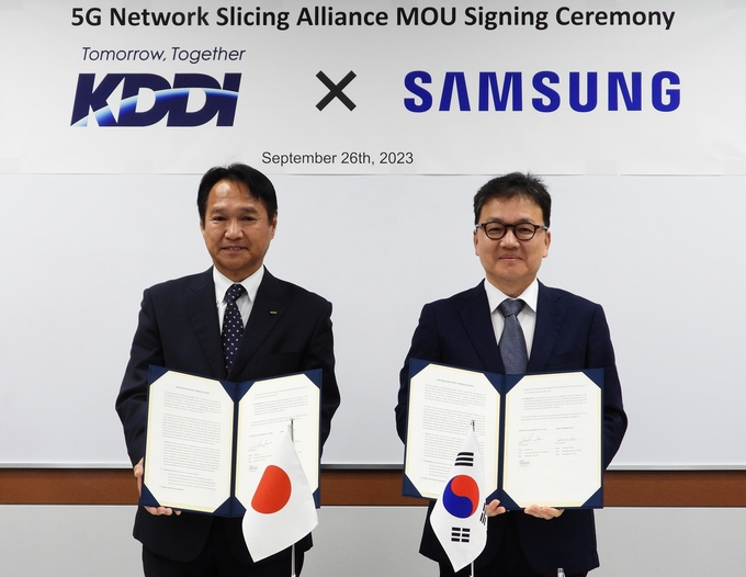 왼쪽부터 KDDI 기술총괄본부 요카이 토시카즈 부총괄본부장 겸 CNO, 삼성전자 네트워크 사업부 전략마케팅팀장 이준희 부사장