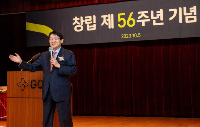 허일섭 GC(녹십자홀딩스) 회장이 경기도 용인 본사에서 열린 창립 56주년 기념식에서 창립기념사를 하고 있다.