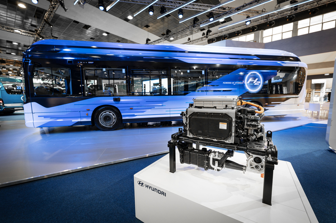 버스월드 2023(Busworld 2023)‘ 이베코버스 부스에서 전시 중인 수소전기 시내버스 ’E-WAY H2'와 버스에 탑재된 현대자동차의 수소연료전지시스템