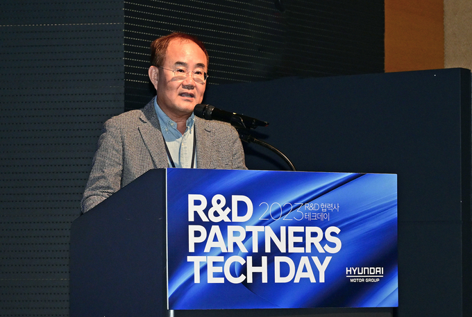 현대차·기아 CTO 김용화 사장이 ‘2023 R&D 협력사 테크 데이(Tech Day)’에서 인사말을 하고 있다.