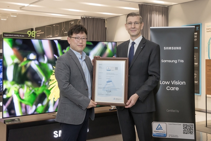 왼쪽부터 삼성전자 영상디스플레이사업부 용석우 부사장과 TUV 라인란드 코리아(TÜV Rheinland Korea Ltd.) 프랭크 주트너(Frank Juettner) 대표이사(오른쪽)가 ‘저시력 케어’ 인증 수여식에서 기념 촬영을 하고 있다.