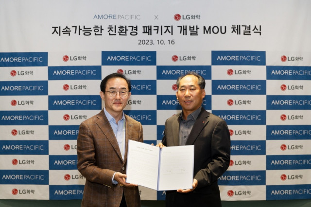 왼쪽부터 아모레퍼시픽 SCM 유닛장 강명구 전무와 LG화학 NCCPO사업부장 양선민 전무가 지속가능한 친환경 패키지 개발 MOU 체결식에서 기념 촬영을 하고 있다.