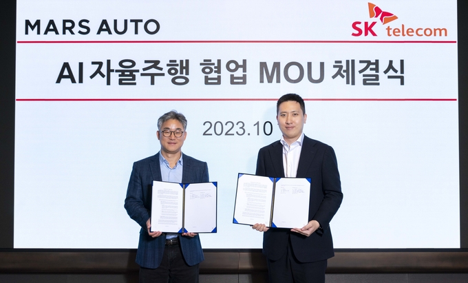 왼쪽부터 SKT 정석근 글로벌/AI 테크 사업부장과 마스오토 노제경 부대표가 체결식에서 기념 촬영을 하고 있다.