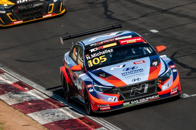 2023 TCR 월드투어 호주 배서스트 대회에서 현대차 ‘엘란트라 N TCR(국내명 아반떼 N TCR)’이 질주하고 있는 모습.