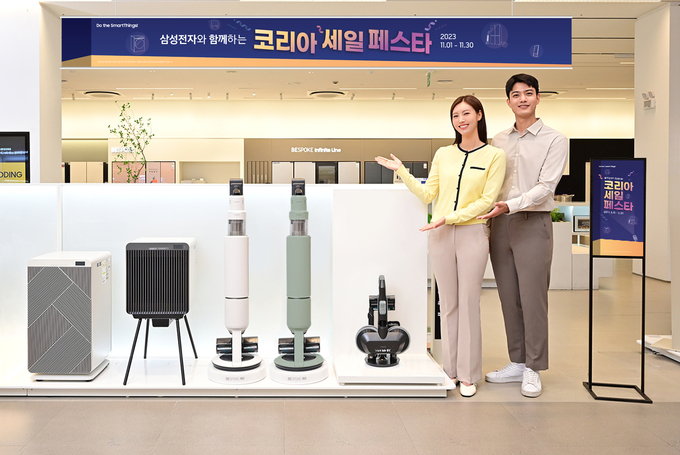 삼성전자 모델이 삼성스토어 청담점에서 ‘코리아 세일 페스타’를 소개하고 있다. 삼성전자는 30일까지 인기 가전·IT 제품을 풍성한 혜택과 함께 만날 수 있는 ‘삼성전자와 함께하는 코리아 세일 페스타’를 실시한다.