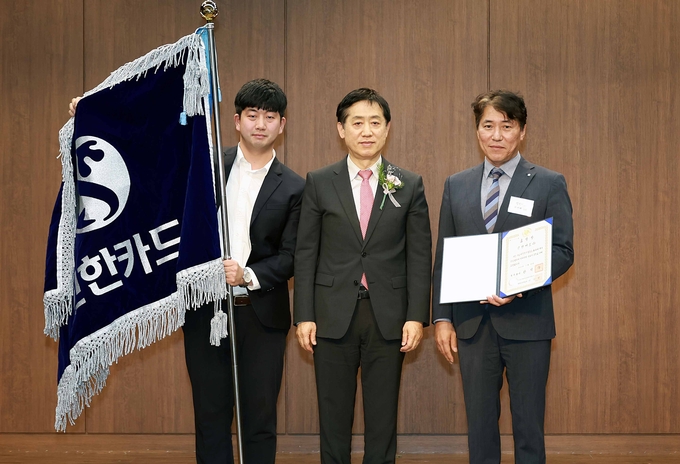 최진백 신한카드 상무(오른쪽)가 김주현 금융위원장(가운데)으로부터 표창을 수여받은 후, 기념 촬영을 하고 있다.