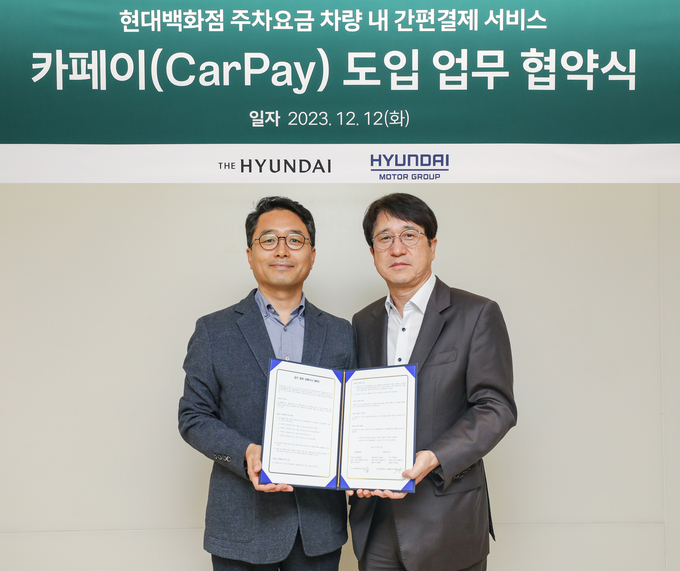 왼쪽부터 현대차·기아 권해영 인포테인먼트개발센터장과 현대백화점 민왕일 경영지원본부장이 업무 협약식에서 기념 촬영을 하고 있다.
