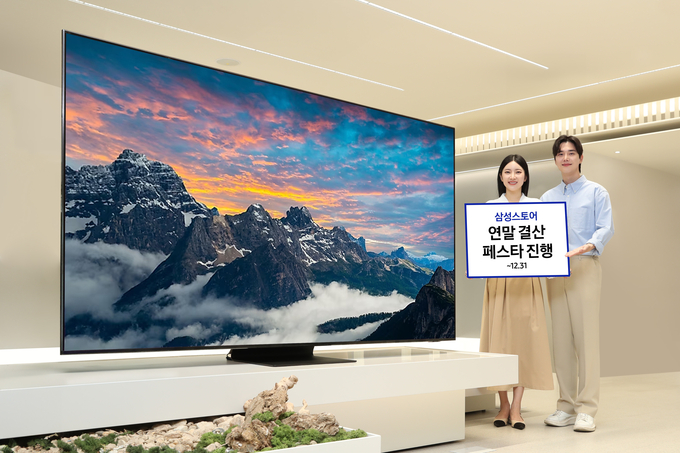 삼성스토어 모델이 전년 대비 약 3.2배 판매량이 증가한 98형(247cm) TV를 소개하고 있다.