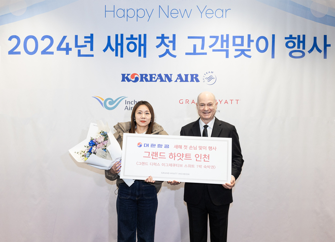 데이빗 페이시(David Pacey) 대한항공 기내식기판 및 라운지 부문 부사장(우측)과 새해 첫 고객이 기념 촬영을 하고 있다.