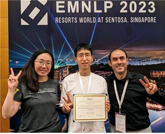 왼쪽부터 Liwei Jiang(UW, AI2), 김현우(서울대, AI2), Ronan Le Bras(AI2)가 ‘EMNLP 2023’에서 ‘Outstanding Paper<br>
Award’를 수상한 후 기념 촬영을 하고 있다