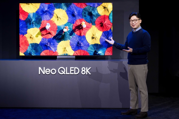 삼성전자 영상디스플레이사업부장 용석우 사장이 ‘삼성 퍼스트 룩 2024(Samsung First Look 2024)’ 행사에서 2024년형 Neo QLED 8K를 소개하고 있다.