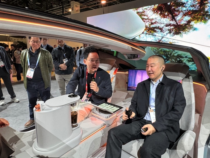 구자은 LS그룹 회장(오른쪽)이 미국 라스베이거스에서 열린 CES 2024의 LG전자 부스에서 관계자로부터 미래 모빌리티 콘셉트 ‘알파블’에 대한 설명을 듣고 있다.