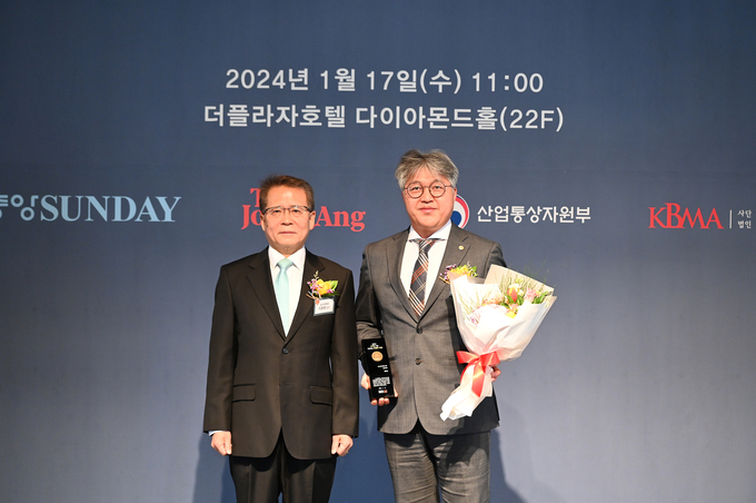 랍코리아가 중앙일보 주최 ‘2024 고객이 가장 추천하는 브랜드 대상’에 선정돼 서울 더 플라자 호텔에서 진행된 시상식에 참석했다