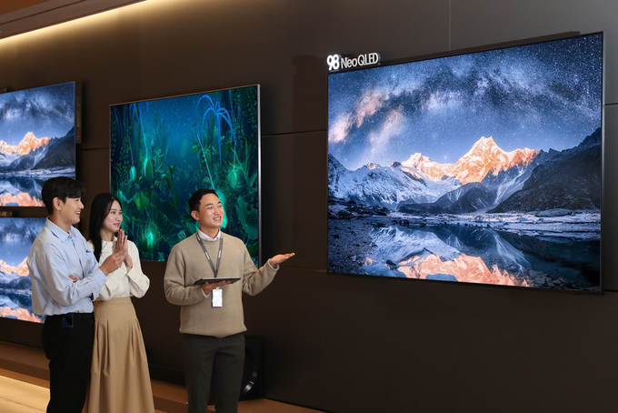 삼성스토어 부천중동에서 디테일러가 Neo QLED를 소개하고 있다. 삼성스토어는 설날을 맞아 삼성 TV ‘트레이드 인(Trade-in) 사이즈업 페스티벌’을 진행한다.
