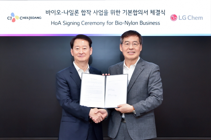왼쪽부터 CJ제일제당 최은석 CEO와 LG화학 신학철 부회장이 체결식에서 기념 촬영을 하고 있다.