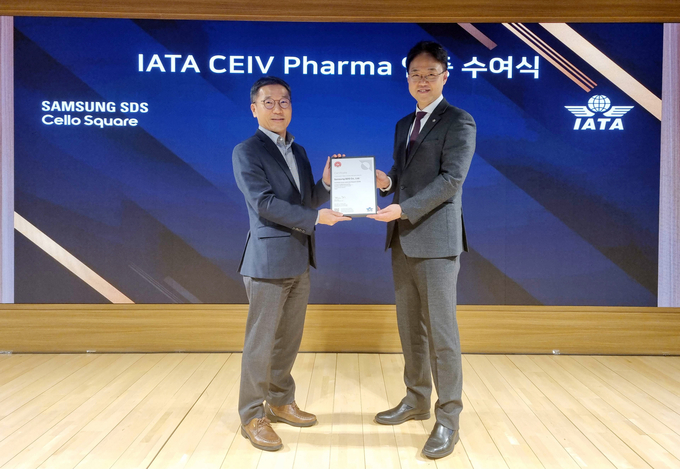 왼쪽부터 삼성SDS 오구일 물류사업부장(부사장)과 IATA 김백재 한국지사장이 수여식에서 기념 촬영을 하고 있다.