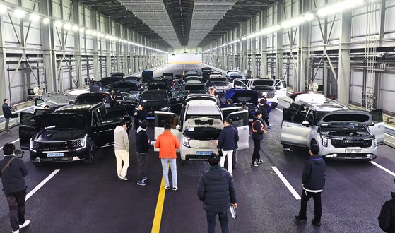 중앙일보가 선정하는 올해의 차(Car Of The Year, COTY) 2차 현장 심사가 17일 경기도 화성시 자동차안전연구원에서 진행됐다. 이날 심사에 참여한 심사위원들이 디자인과 램프류 심사를 진행하고 있다.